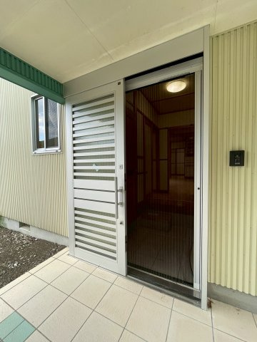 富士宮市内房　中古戸建　（130.17坪）の玄関