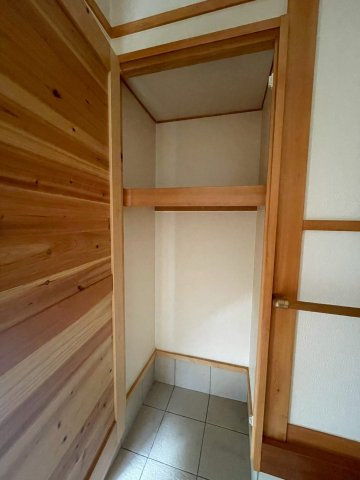 富士宮市内房　中古戸建　（130.17坪）の収納|玄関には下足入れと便利な収納があります。