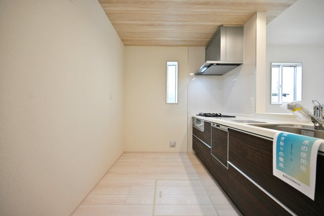 ブルーミングガーデン逆瀬台5丁目新築一戸建て|4LDK+並列駐車2台可のキッチン|キッチンは食器棚や冷蔵庫を置いても余裕の広さ。お料理中でも楽にすれ違えます。