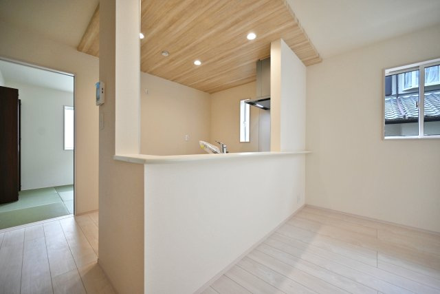 ブルーミングガーデン逆瀬台5丁目新築一戸建て|4LDK+並列駐車2台可のキッチン|対面式キッチンは、お料理中でもリビング全体を見渡せるので小さなお子様がいるご家庭でも安心ですね。