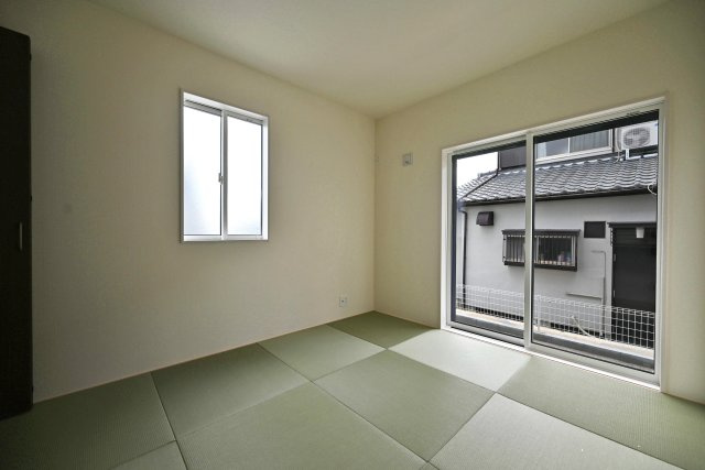 ブルーミングガーデン逆瀬台5丁目新築一戸建て|4LDK+並列駐車2台可の和室|1階和室（5.25帖）洋室仕様でデザイン性に富んだフチなし畳を採用。