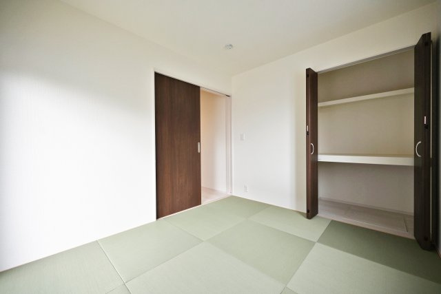 ブルーミングガーデン逆瀬台5丁目新築一戸建て|4LDK+並列駐車2台可の和室|1階の和室コーナー（5.25帖）は小さなお子様の遊び場や家事の合間のお昼寝コーナーにも活用できます。