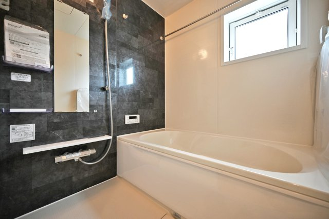 ブルーミングガーデン逆瀬台5丁目新築一戸建て|4LDK+並列駐車2台可の浴室|ゆったりとしたバスタイムを提供してくれる浴槽は足を伸ばして寛げる広さです。