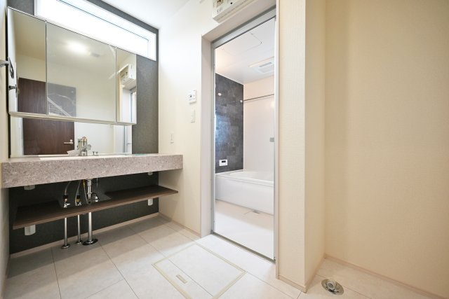 ブルーミングガーデン逆瀬台5丁目新築一戸建て|4LDK+並列駐車2台可の独立洗面台|2人並んでも余裕のサイズの洗面化粧台は朝の支度もラクラクの広さです。