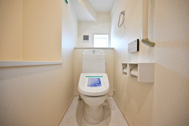 ブルーミングガーデン逆瀬台5丁目新築一戸建て|4LDK+並列駐車2台可のトイレ|一年中快適に利用できる温水洗浄便座付きトイレです。