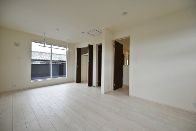 ブルーミングガーデン逆瀬台5丁目新築一戸建て|4LDK+並列駐車2台可の洋室|-主寝室(2F)-