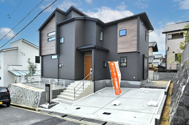 ブルーミングガーデン逆瀬台5丁目新築一戸建て|4LDK+並列駐車2台可