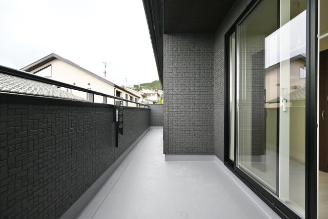 ブルーミングガーデン逆瀬台5丁目新築一戸建て|4LDK+並列駐車2台可のバルコニー|ワイドタイプの奥行きのあるバルコニーは、洗濯物を干すだけでなく、天気のいい日にのんびりと過ごせる空間になっています。