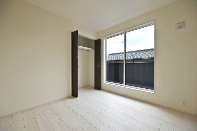 ブルーミングガーデン逆瀬台5丁目新築一戸建て|4LDK+並列駐車2台可の洋室|-洋室約5帖(2F)-