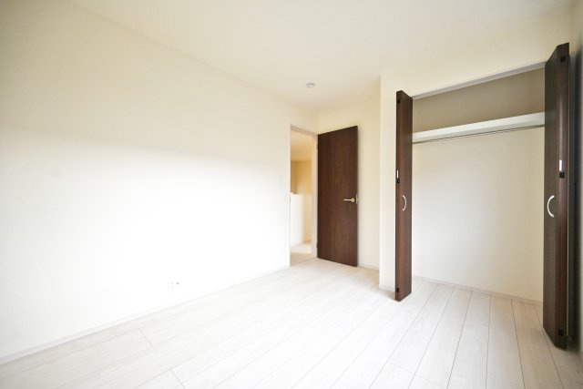 ブルーミングガーデン逆瀬台5丁目新築一戸建て|4LDK+並列駐車2台可の洋室|-洋室約5.5帖(2F)-