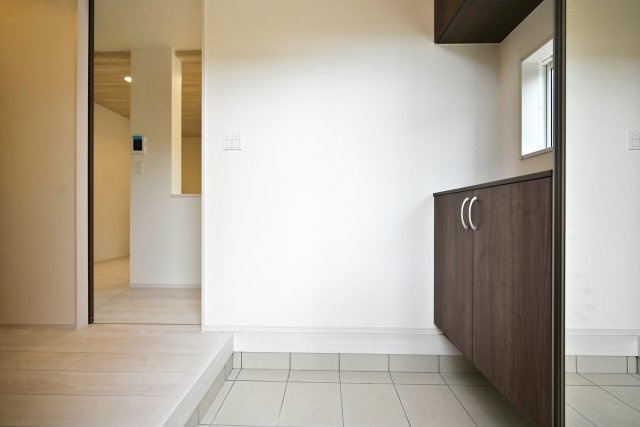 ブルーミングガーデン逆瀬台5丁目新築一戸建て|4LDK+並列駐車2台可の玄関|上下に分かれたシューズボックスの真ん中には、玄関を彩るお花屋や写真なんかも飾れます。