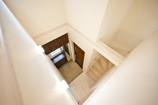 ブルーミングガーデン逆瀬台5丁目新築一戸建て|4LDK+並列駐車2台可の玄関|玄関上部は吹き抜け構造になっており、上部から光が降り注ぐ明るい空間になっています。