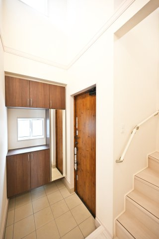 ブルーミングガーデン逆瀬台5丁目新築一戸建て|4LDK+並列駐車2台可の玄関|玄関には天井まで届く大きな収納スペースがあるので、玄関まわりをスッキリと片付けできます。