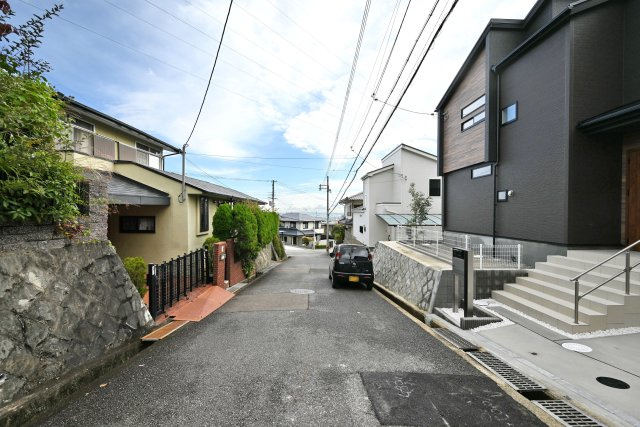 ブルーミングガーデン逆瀬台5丁目新築一戸建て|4LDK+並列駐車2台可の前面道路含む現地写真|前面道路幅は北側に約5.9ｍ幅です。