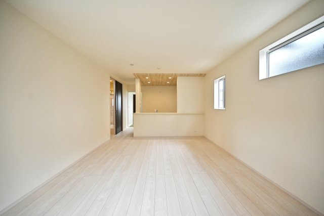 ブルーミングガーデン逆瀬台5丁目新築一戸建て|4LDK+並列駐車2台可の居間・リビング|家具の配置がしやすい形状のリビングは、実生活のイメージがつきやすくていいですね！