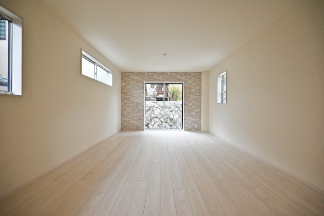 ブルーミングガーデン逆瀬台5丁目新築一戸建て|4LDK+並列駐車2台可の居間・リビング|キッチン側から撮影した写真です。大きく開けた窓から明るい自然光が差し込む空間です。