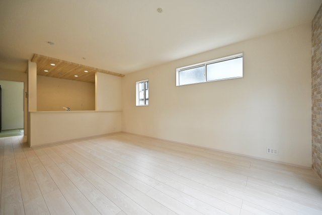 ブルーミングガーデン逆瀬台5丁目新築一戸建て|4LDK+並列駐車2台可の居間・リビング|対面式キッチンは料理をしながら家族との会話が楽しめるので、自然とみんなの笑顔も増えます。