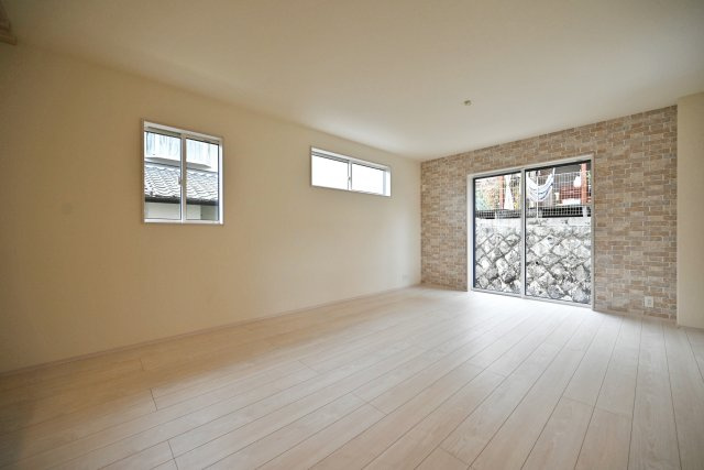 ブルーミングガーデン逆瀬台5丁目新築一戸建て|4LDK+並列駐車2台可の居間・リビング|多くの窓が設けられているので、どこからでも自然光が差し込んでくる家族の寛ぎ空間になっています。