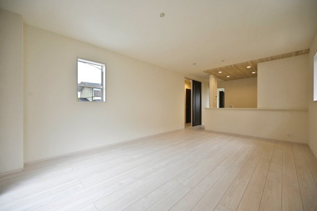 ブルーミングガーデン逆瀬台5丁目新築一戸建て|4LDK+並列駐車2台可の居間・リビング|約17帖のリビングダイニングは、ダイニングセットとソファーセットを配置しても余裕の広さです。