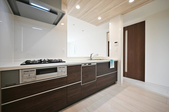 ブルーミングガーデン逆瀬台5丁目新築一戸建て|4LDK+並列駐車2台可のキッチン|食洗器付きのキッチンは、食事後の片付けもスイスイはかどる家事の味方です。