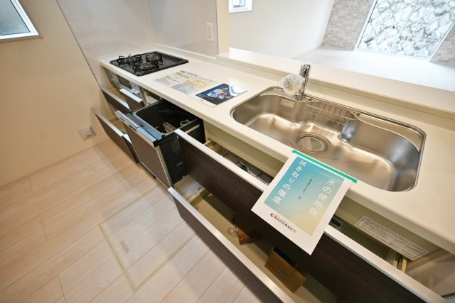 ブルーミングガーデン逆瀬台5丁目新築一戸建て|4LDK+並列駐車2台可のキッチン|お料理の盛り付けに便利な広いワークトップとシンク下に大きなお鍋もすっぽり入る収納スペースがあるので便利ですね。