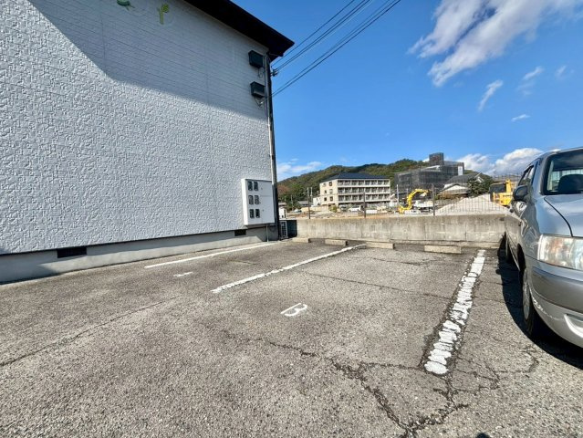 メールメゾンの駐車場