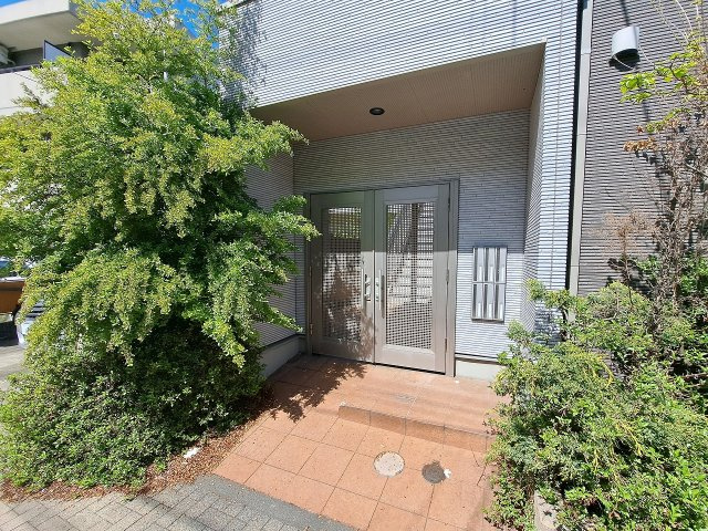 ニューアートハウス甲子園のエントランス