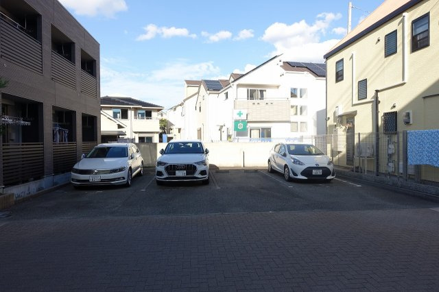 ニューアートハウス甲子園の駐車場