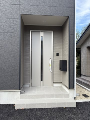 植田町横町 新築一戸建ての玄関
