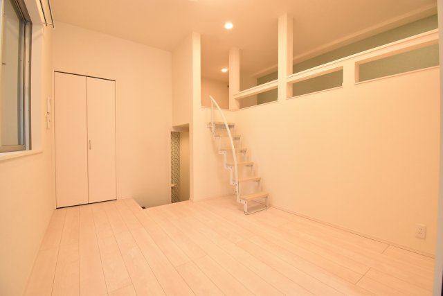 SayaReine Sugimotoの洋室