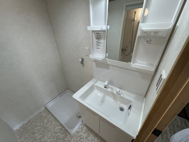 ジュネス青山の洗面所|洗面台と洗濯機置場です。