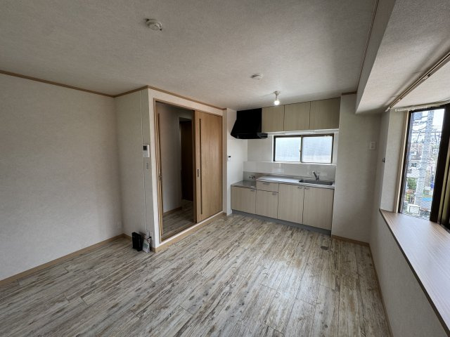 ジュネス青山の居間・リビング