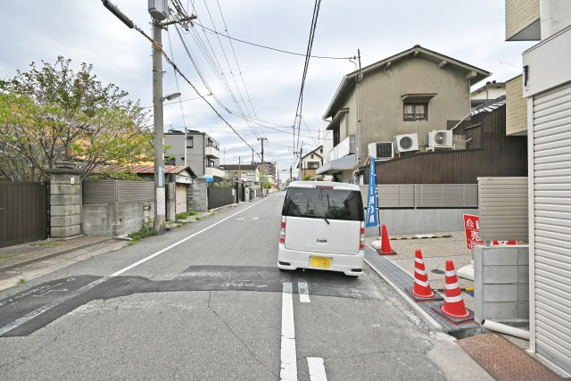 エムズガーデン西難波町4丁目新築一戸建│3SLDK+並列駐車2台可の前面道路含む現地写真|断熱性能等級5取得（冬は暖かく、夏は涼しくて家の中が年中快適◎）