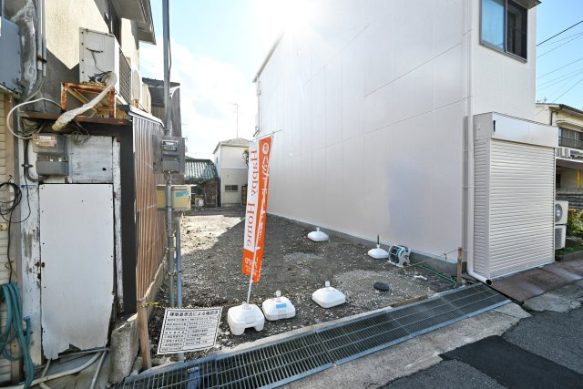 エムズガーデン西難波町4丁目新築一戸建│3SLDK+並列駐車2台可の外観|3面採光の明るく広々とした約17帖LDK、6帖以上の居室が3部屋あるゆとりある間取りが魅力です。