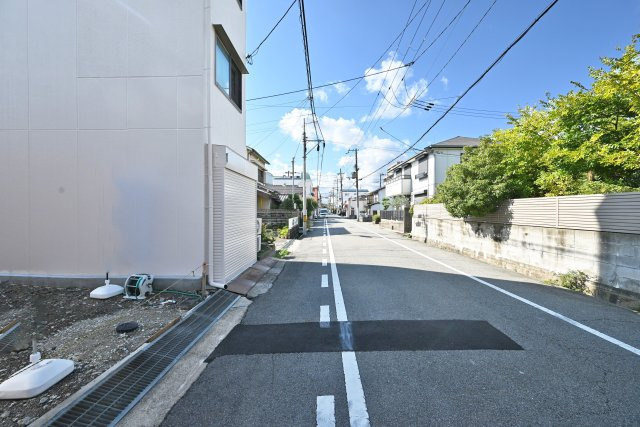 エムズガーデン西難波町4丁目新築一戸建│3SLDK+並列駐車2台可の前面道路含む現地写真|前面道路は北側7.2ｍ公道です。