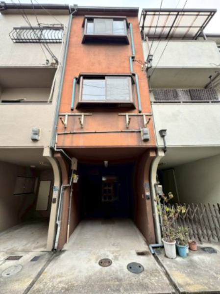 門真市大池町の外観|外壁塗装予定！
4DKと部屋数も多く4階には広々ルーフバルコニー付き！