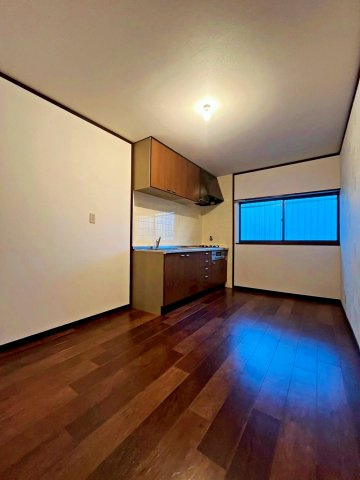 門真市大池町の居間・リビング|2025年11月室内一部リフォーム済み！
4DKと部屋数が充実しております。4階には広いバルコニー付き！