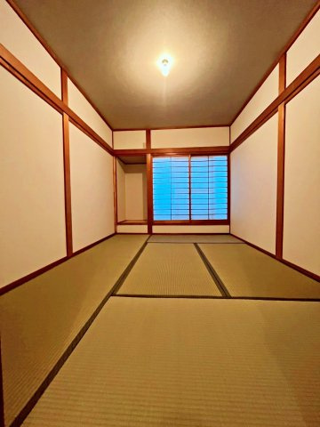 門真市大池町の和室|リフォーム済み約6帖の和室。バルコニーに面して風通しの良い和室です。