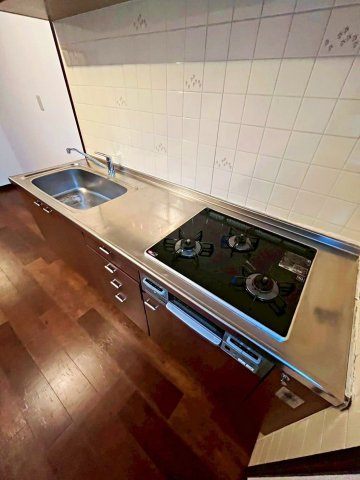 門真市大池町のキッチン|ゆったりお料理のできる3口コンロ付きシステムキッチンです。