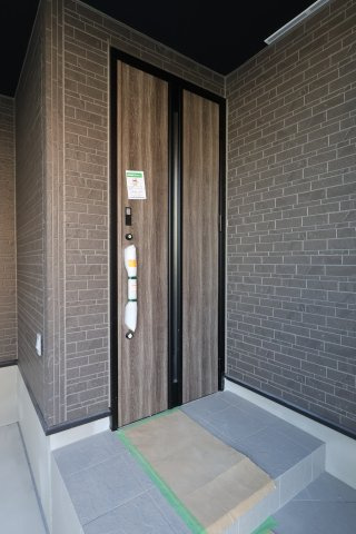 《仲介手数料無料》南区根岸２丁目21-13新築一戸建てグラファーレの玄関|撮影日 2025年11月20日 12:40 晴れ
