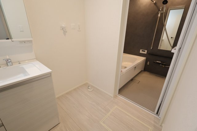 《仲介手数料無料》南区根岸２丁目21-13新築一戸建てグラファーレのランドリースペース|撮影日 2025年11月20日 12:40 晴れ