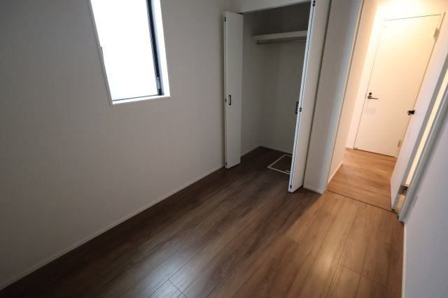 《仲介手数料無料》南区根岸２丁目21-13新築一戸建てグラファーレの洋室|撮影日 2025年11月20日 12:40 晴れ