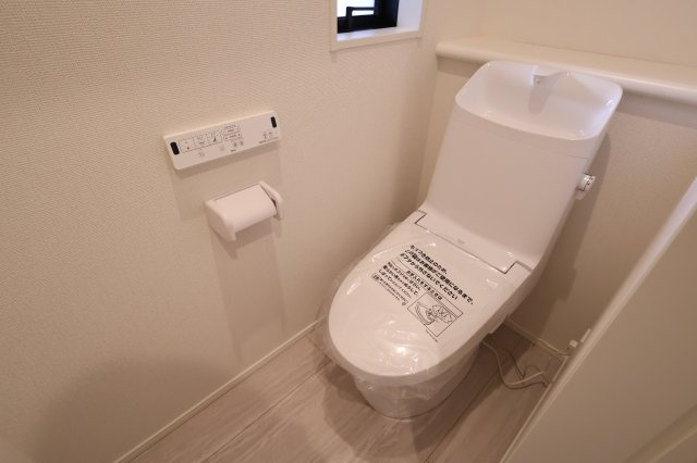 《仲介手数料無料》南区根岸２丁目21-13新築一戸建てグラファーレのトイレ|撮影日 2025年11月20日 12:40 晴れ