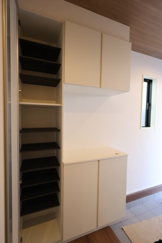 《仲介手数料無料》南区根岸２丁目21-13新築一戸建てグラファーレの玄関|撮影日 2025年11月20日 12:40 晴れ