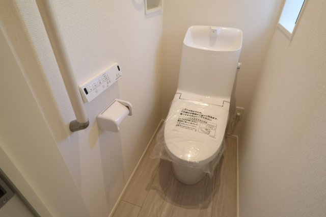 《仲介手数料無料》南区根岸２丁目21-13新築一戸建てグラファーレのトイレ|撮影日 2025年11月20日 12:40 晴れ