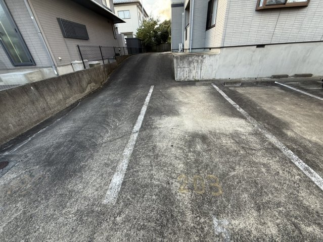 ミースアムールの駐車場