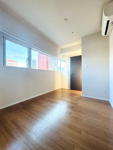 洋室約6.5帖。洋室約6.5帖。ホテルのスイートルームをイメージし設計（インテリアデザイナー清田直美氏）エアコン新規交換済み。