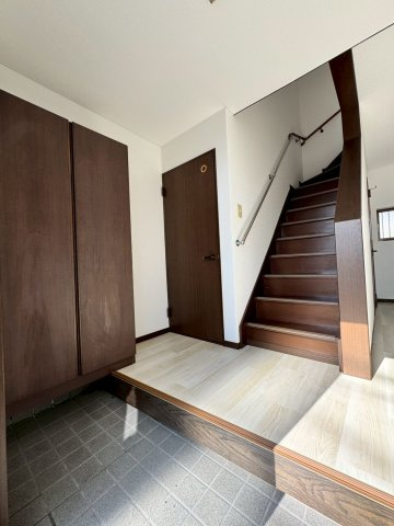 寝屋川市中木田町の玄関|たっぷり収納できるシューズボックス付きの玄関です。