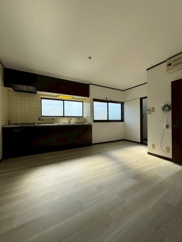 寝屋川市中木田町の居間・リビング|約8.7帖のダイニングキッチン。
