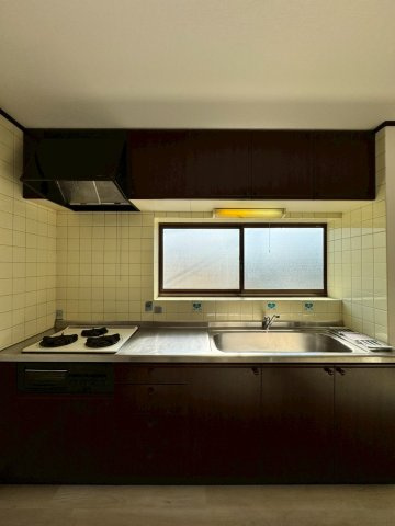 寝屋川市中木田町のキッチン|3口コンロ付きシステムキッチン。
キッチン正面に窓付きで換気も安心です。